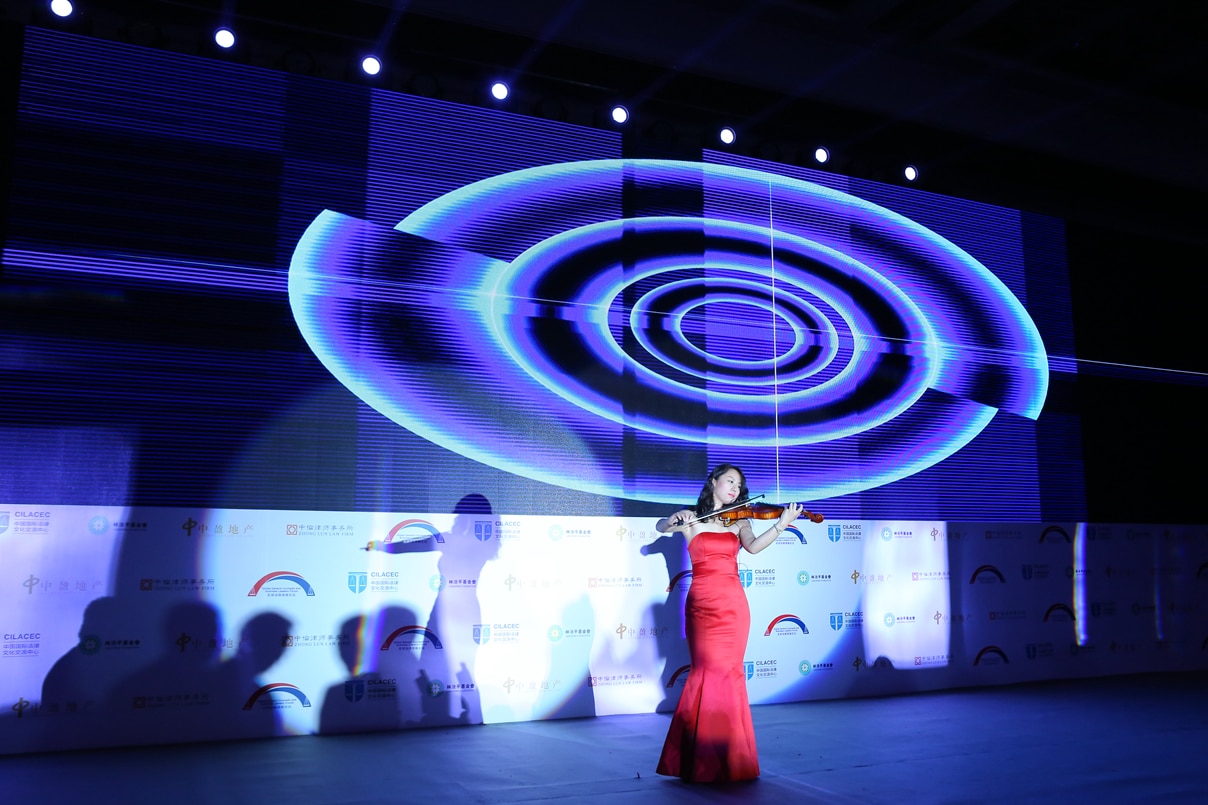 Hao Jing, chief violinist of the Central Political Department Chorus, plays for the guests at the banquet